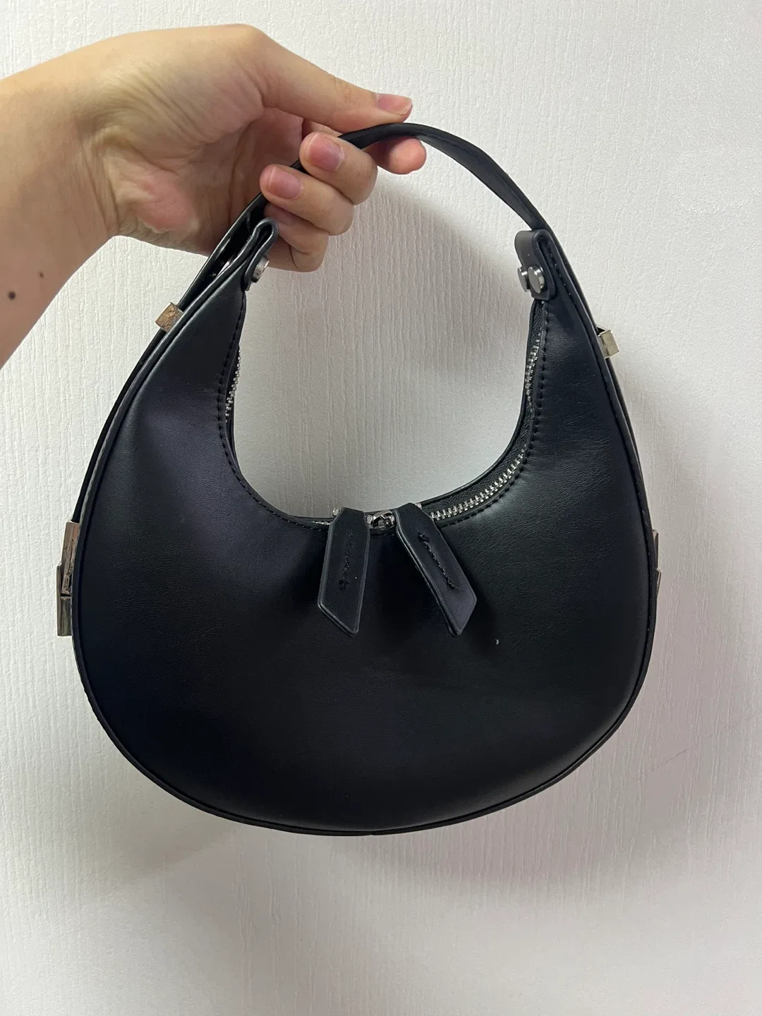 미니 블랙 반달 숄더백