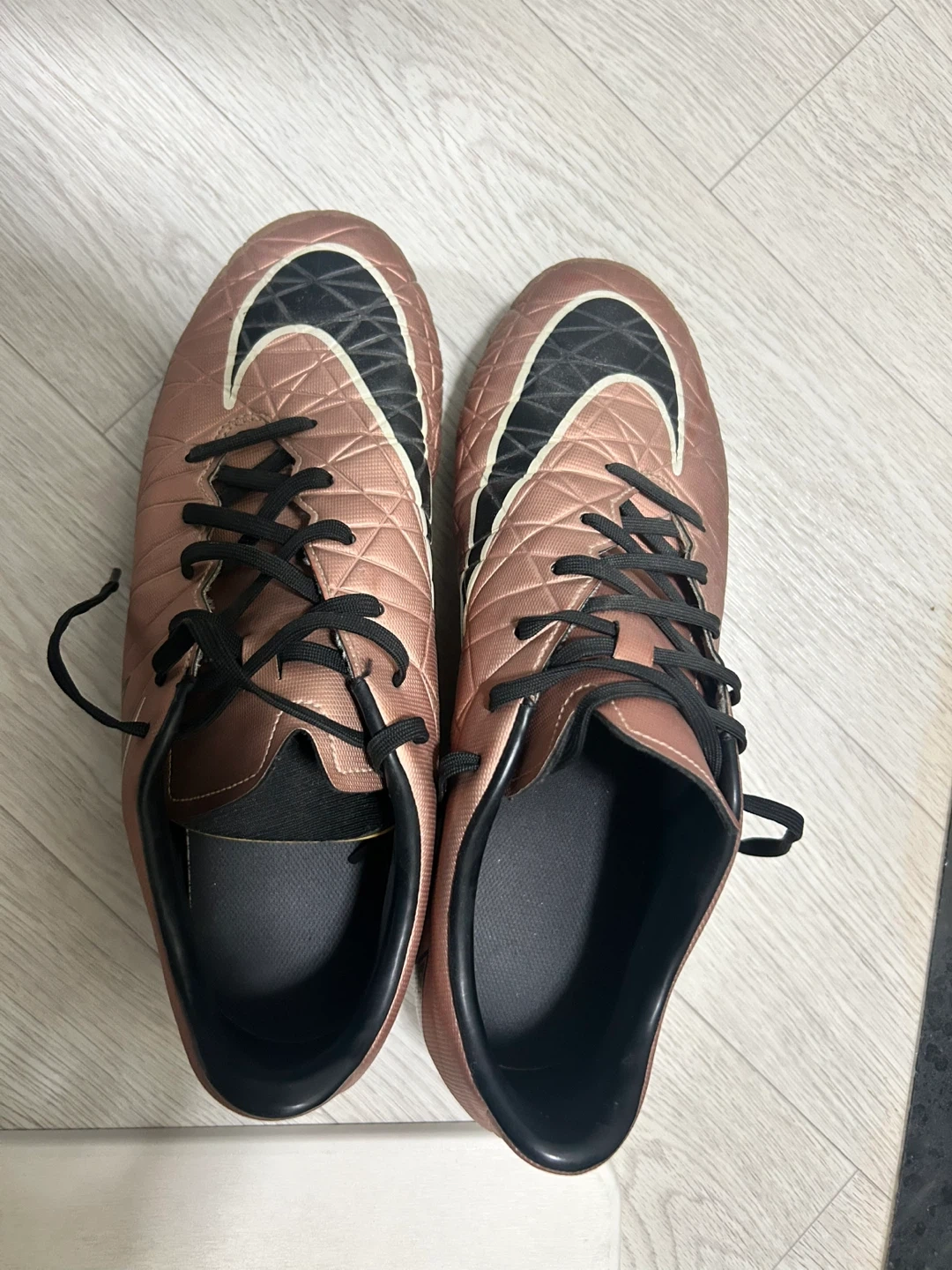 나이키 하이퍼베놈 축구화 265mm 로즈골드 팝니다