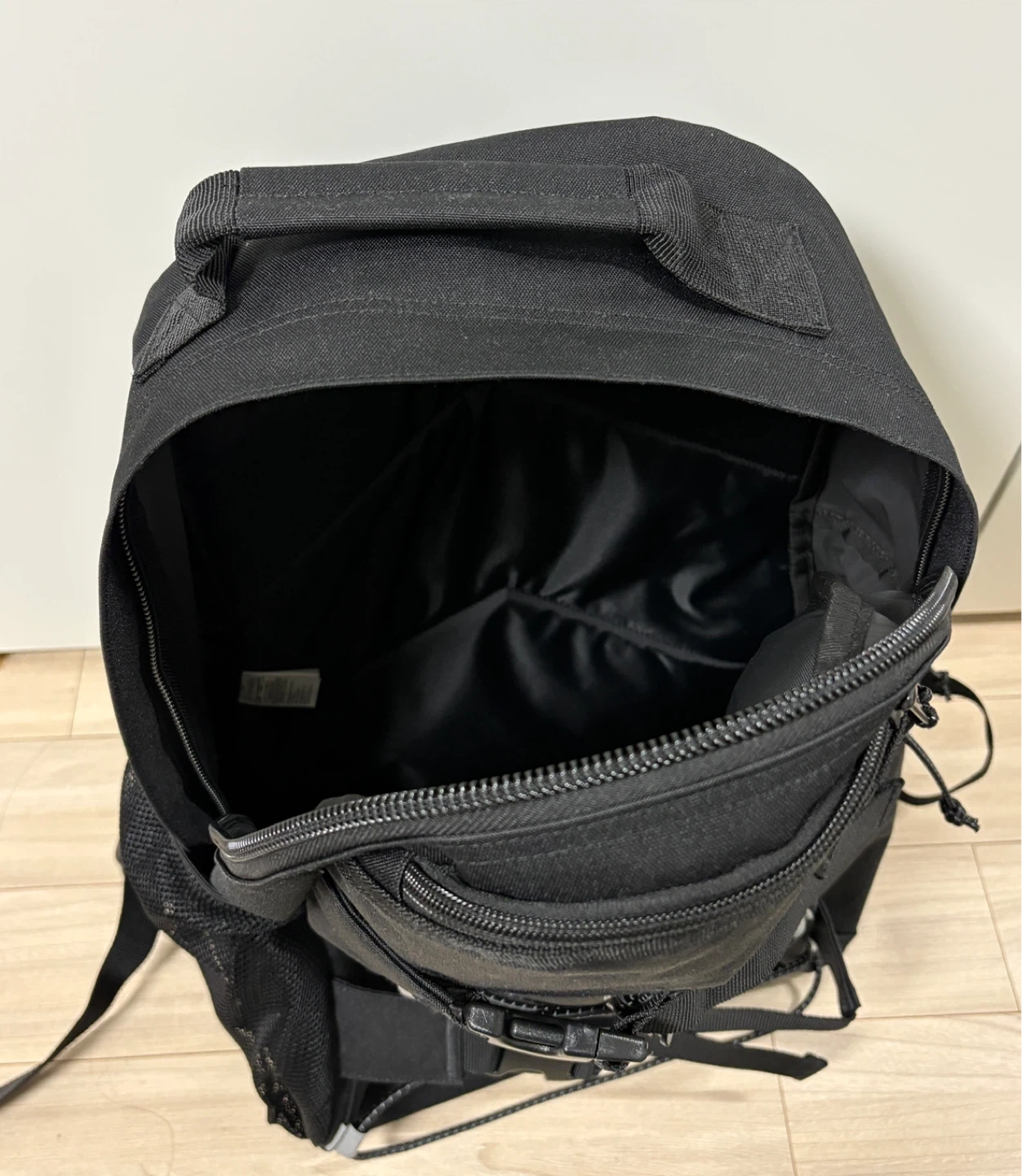 칼하트 WIP 리플렉티브 킥플립 백팩 블랙 (1회 착용) | 스포츠/레저 | 당근 중고거래