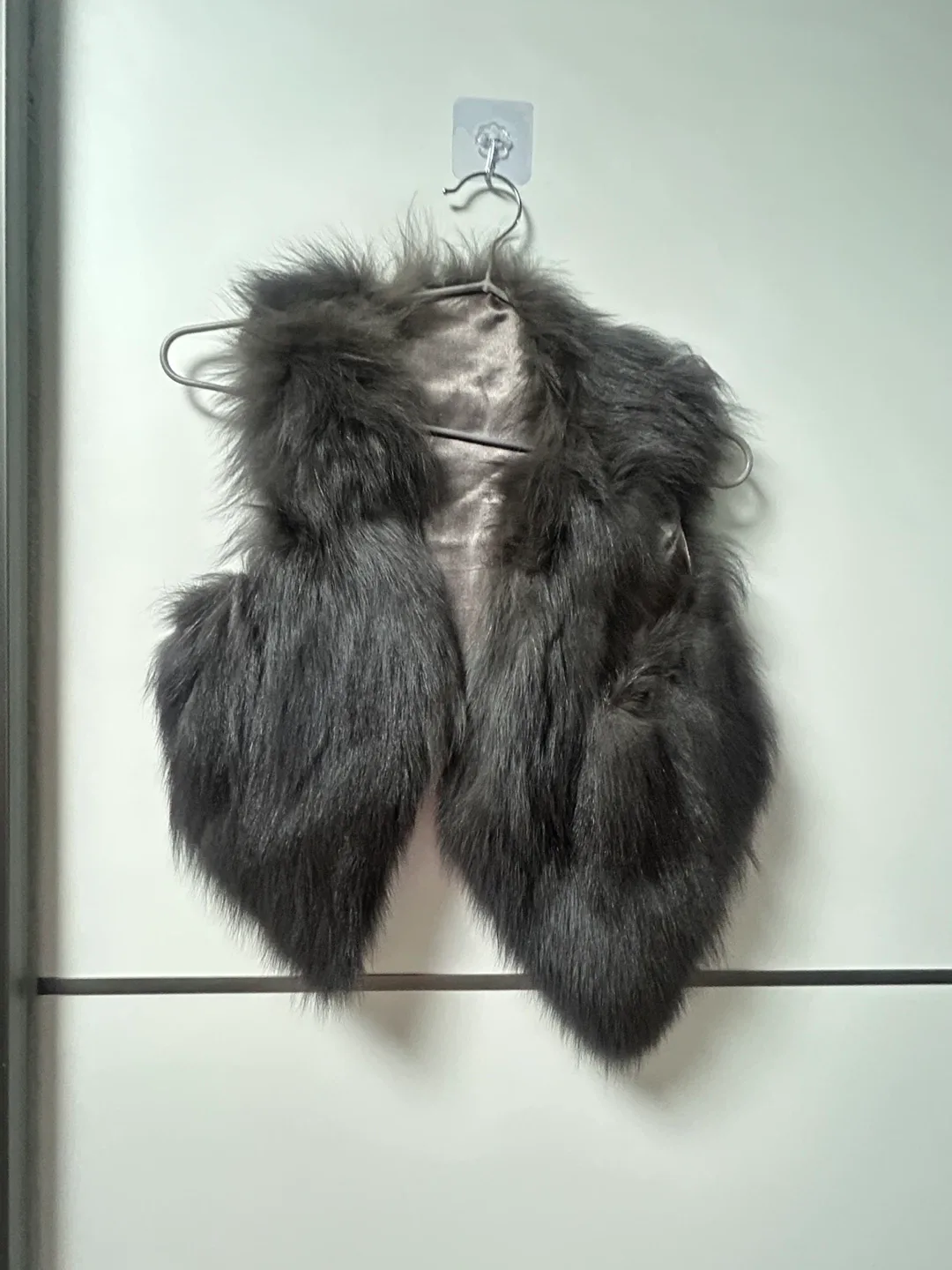 회색 퍼 조끼 겨울에 원피스에 입었어요