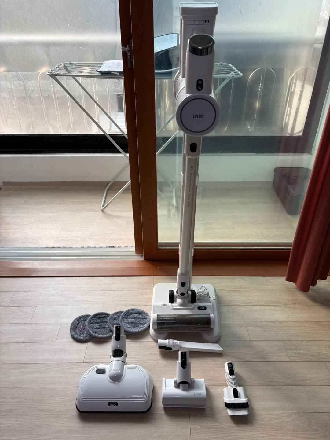 아이닉 무선 청소기 화이트