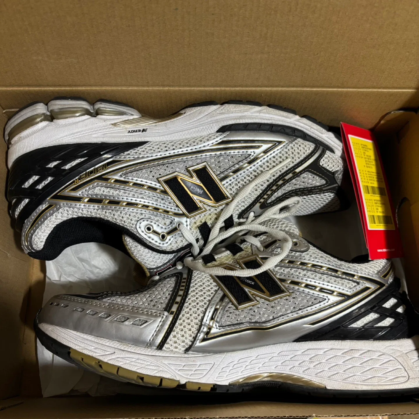 뉴발란스 1906R 화이트골드 운동화