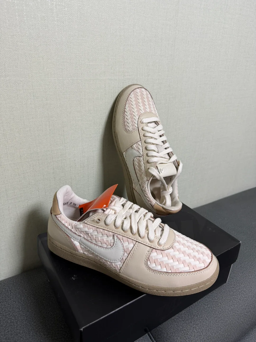 나이키 우먼스 제너럴 스니커즈 운동화 새상품 판매합니다.