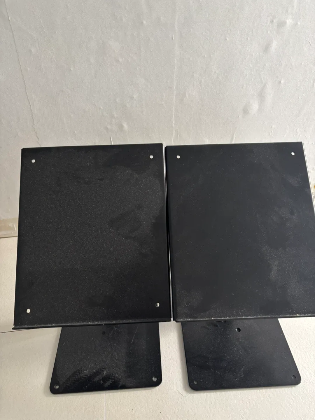 검은색 금속 모니터 받침대 2개