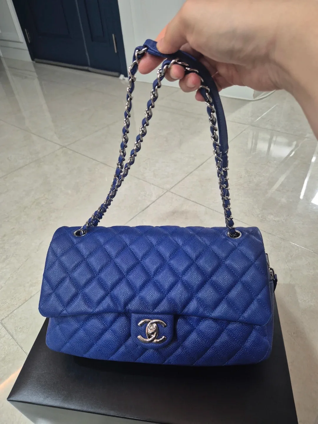 샤넬 클래식 플랩백 로얄 블루 캐비어 은장