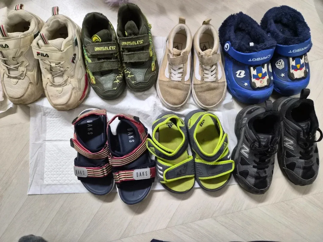 아동 신발 6켤레 일괄 (휠라, 닥스, 아디다스 등)