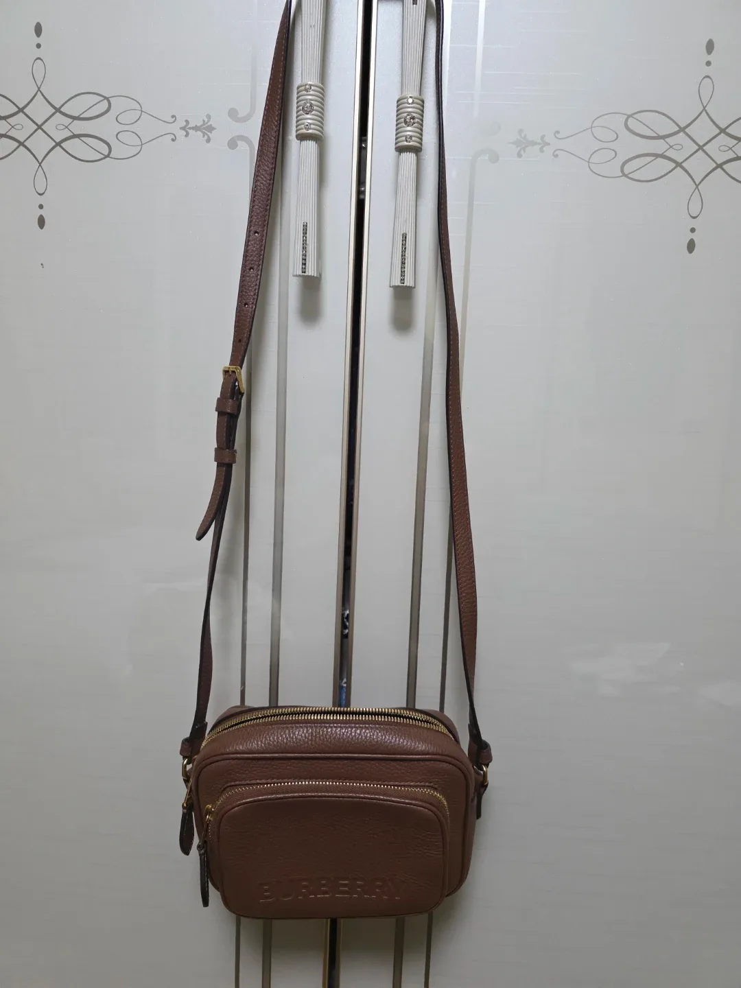 버버리 브라운 가죽 크로스백