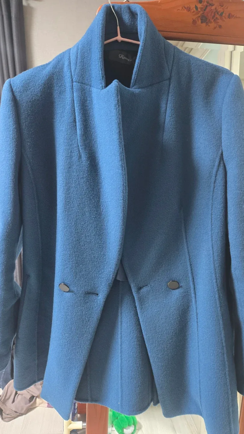 여성 파란색 겨울 코트