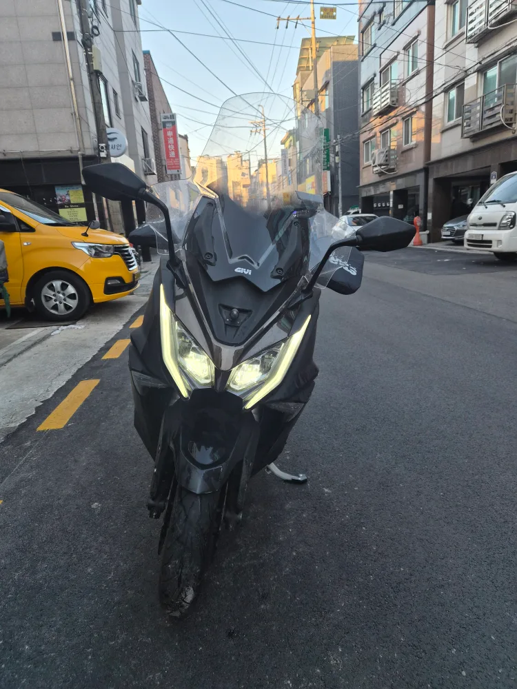 킴코 AK550 오토바이