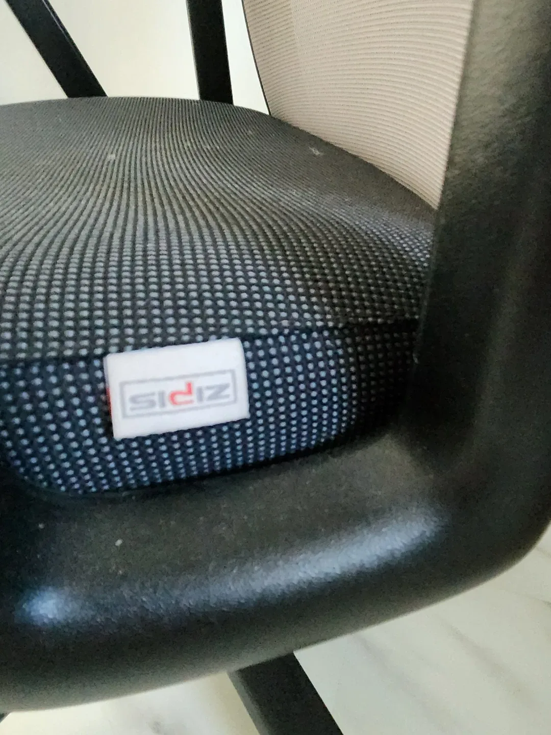 시디즈 메쉬 의자 블랙/베이지