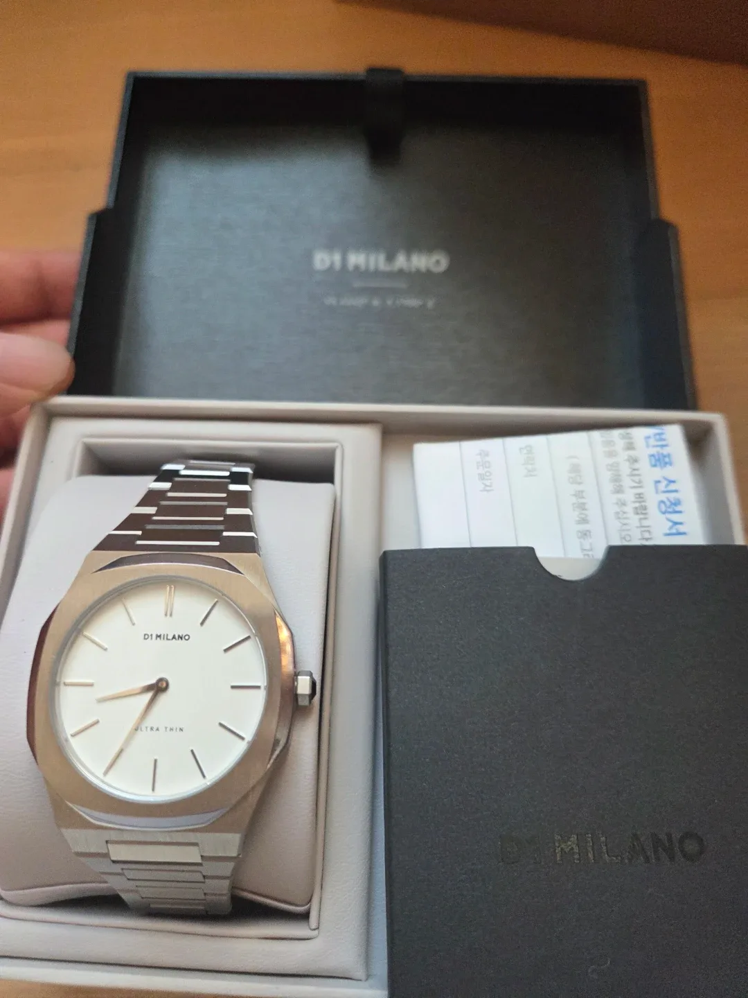 D1 Milano 울트라씬 실버 메탈 시계