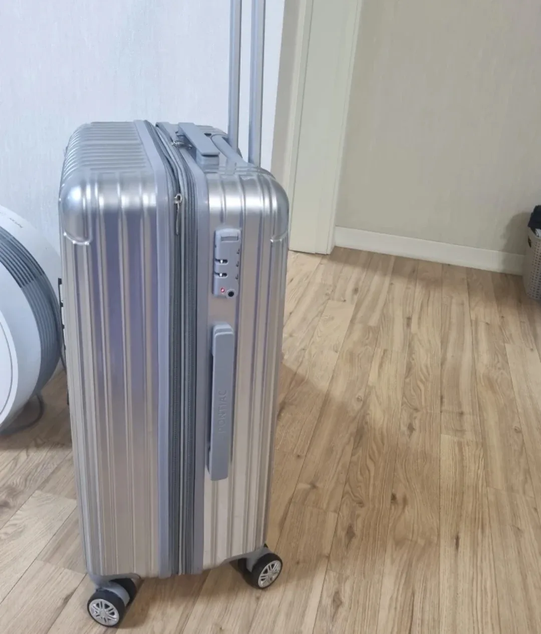 새제품 고급 폴리카보네이트 캐리어 24인치