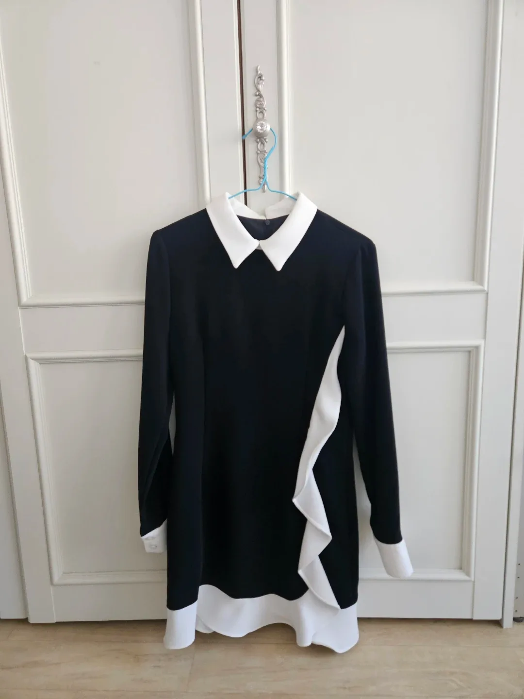 블랙 앤 화이트 배색 카라 원피스
