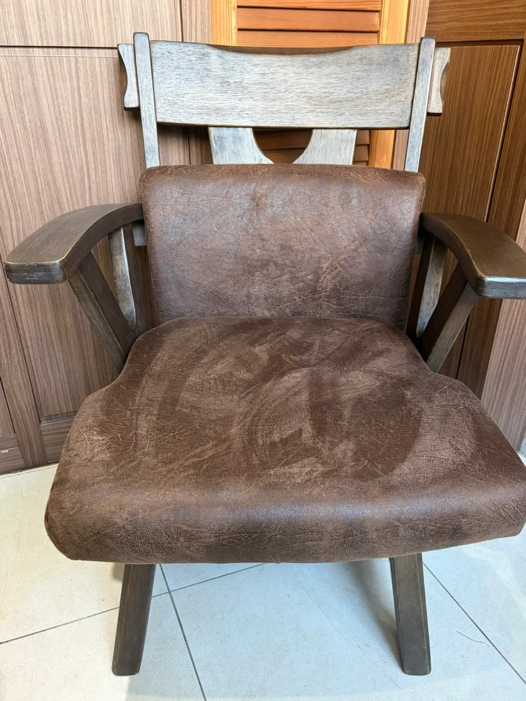 양성국갤러리 원목 회전의자