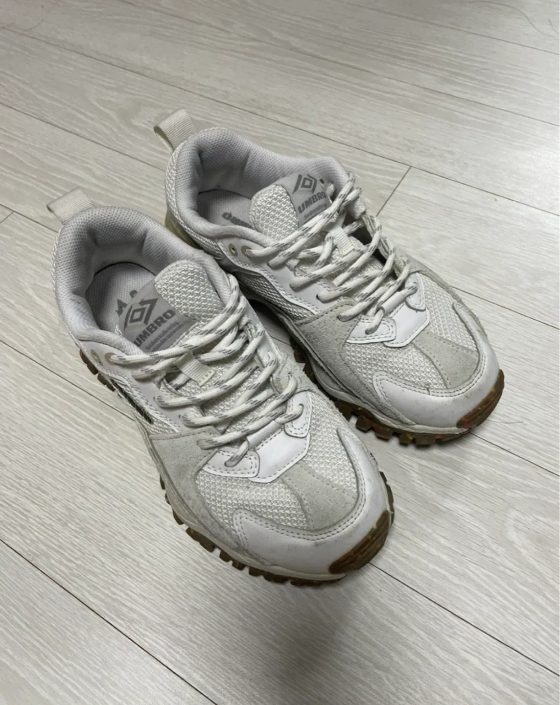 엄브로 운동화 235mm