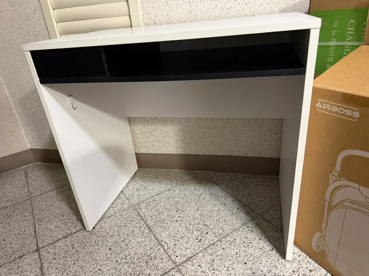 화이트 책상 (왼쪽 작은 수납공간 포함)