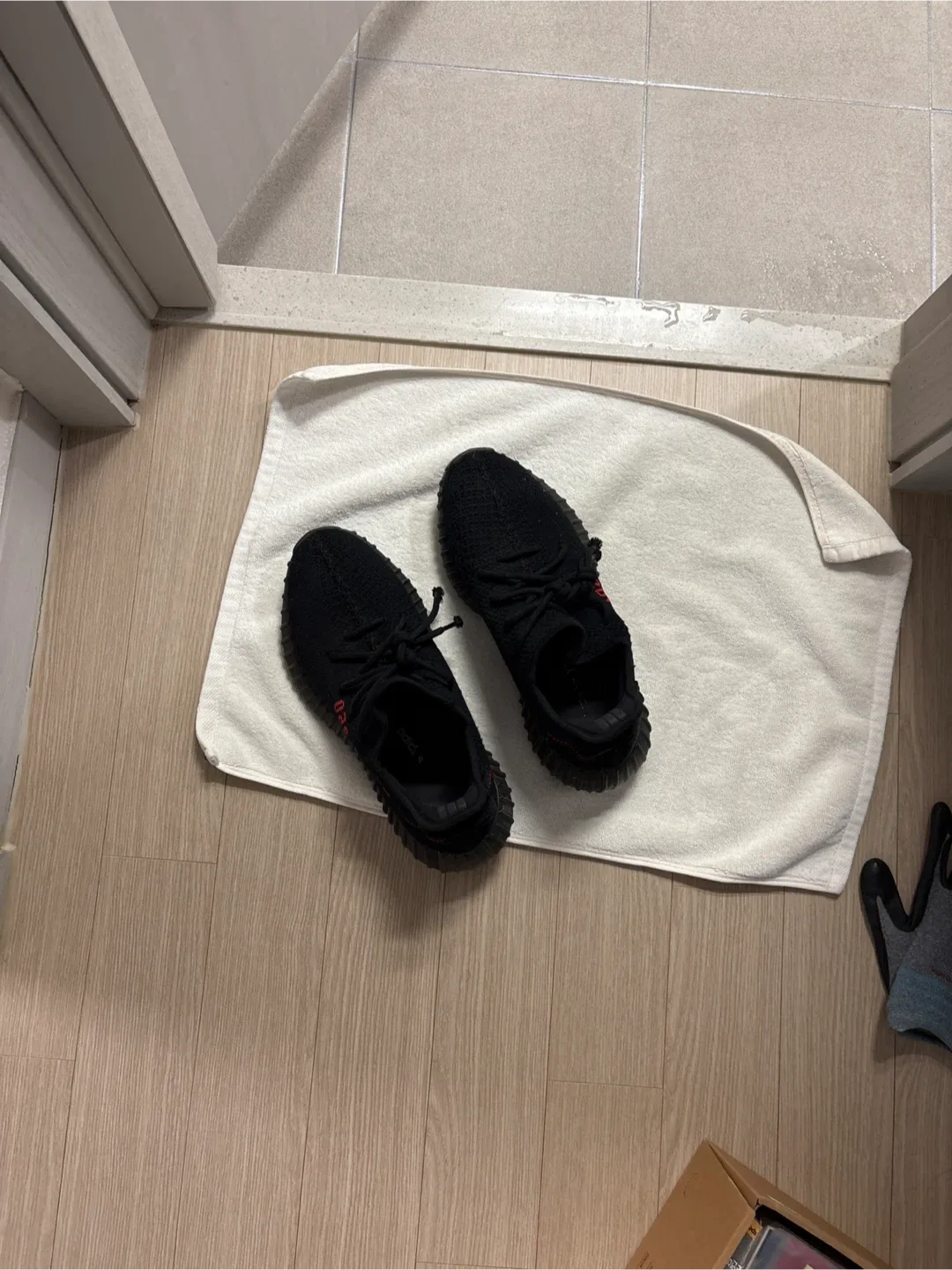 아디다스 이지 부스트 350 V2 블랙