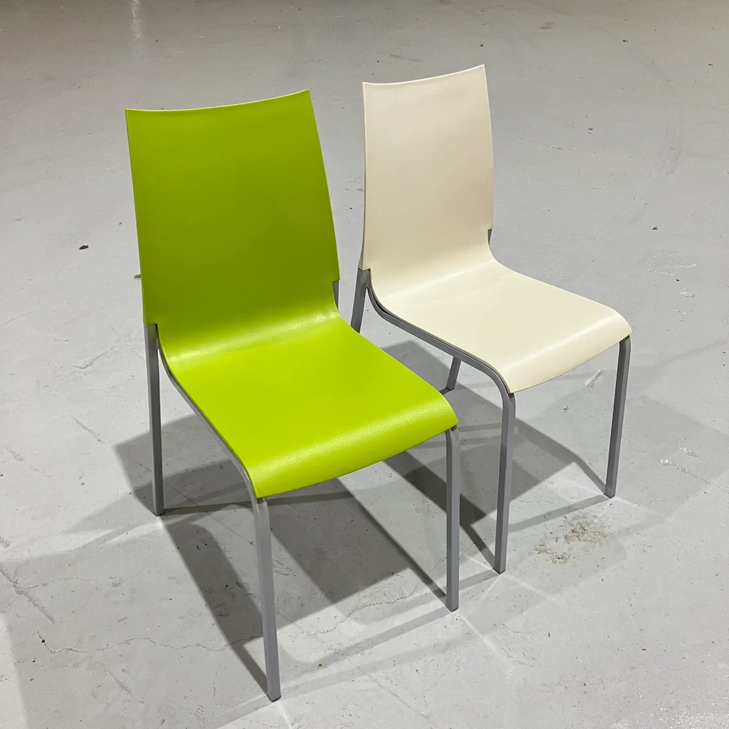 묵현. 인테리어 식탁의자 상태좋은거 몇개 내놔요