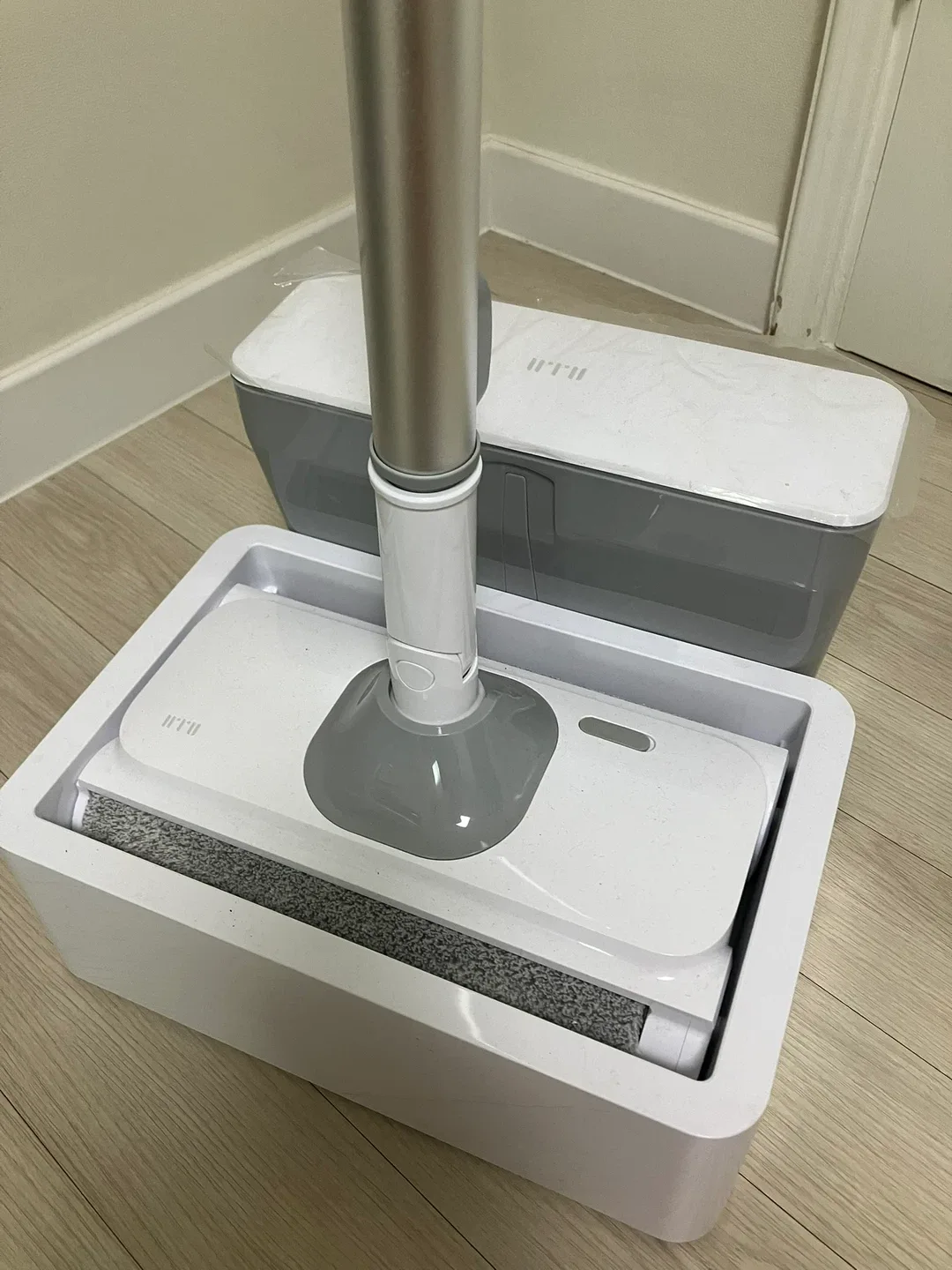 1회 사용) 이뮤 자동세척 무선 물걸레 청소기