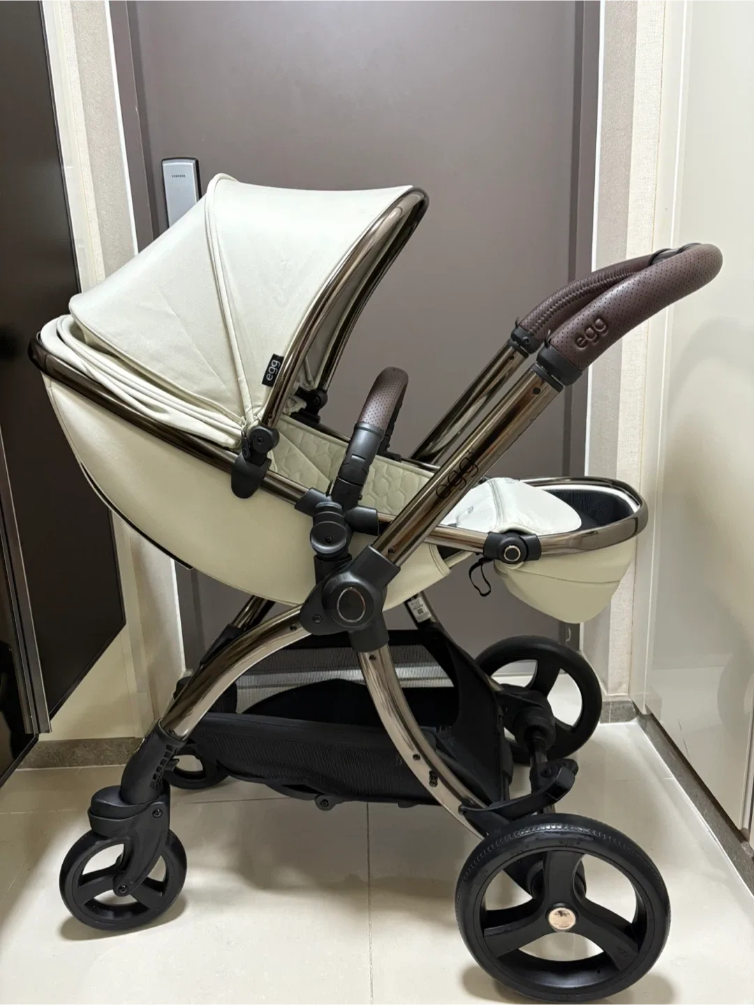 25년식 에그3 디럭스 유모차 문빔색상 판매합니다