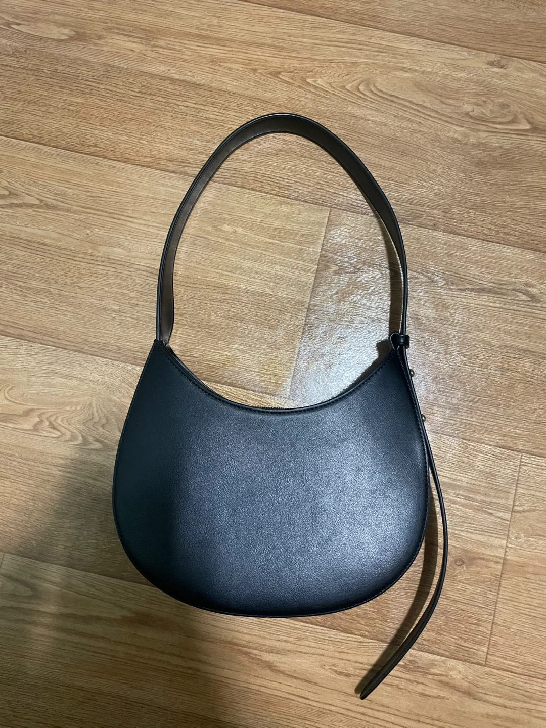 에잇세컨즈 블랙 반달 숄더백