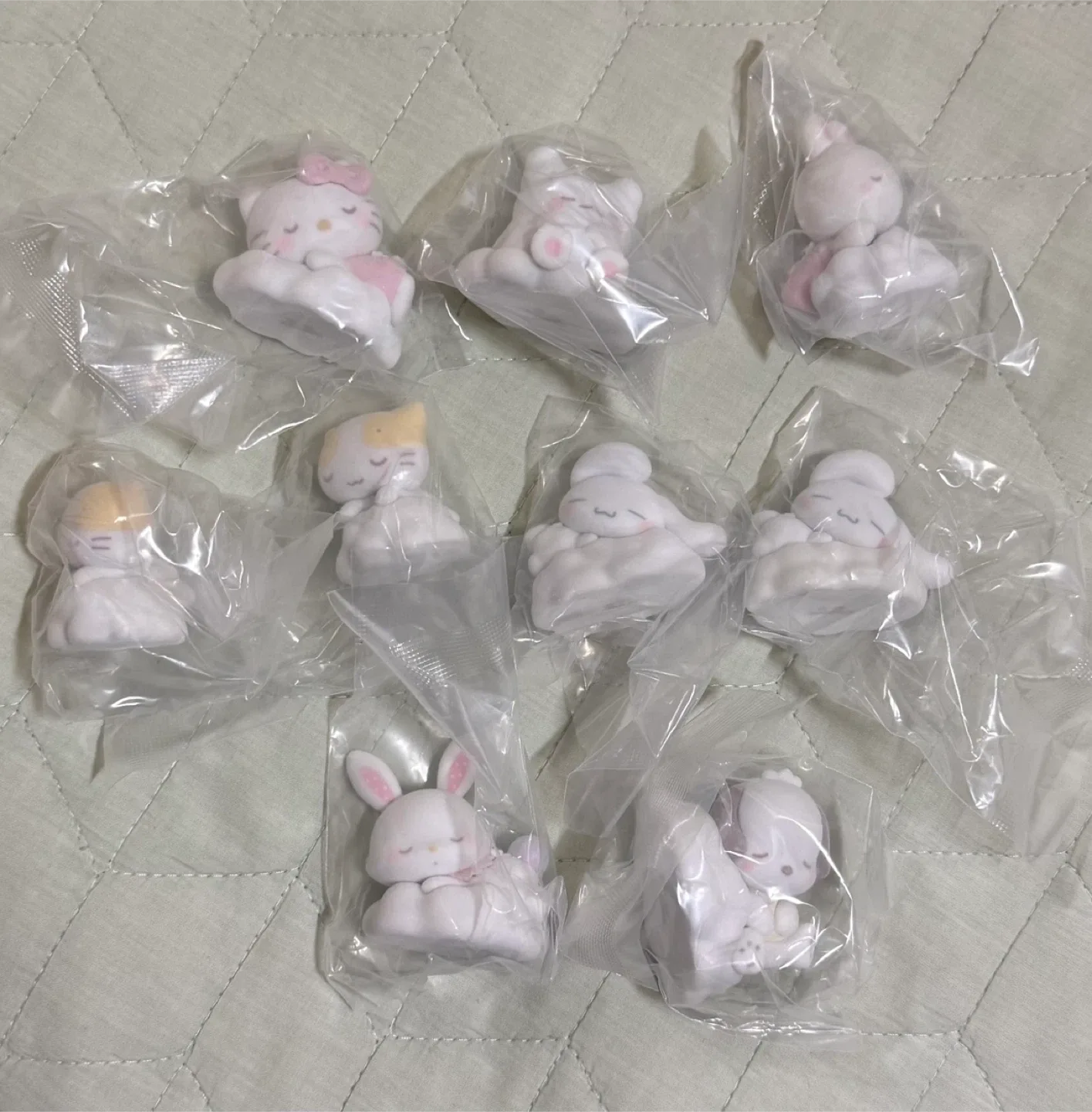 산리오 시로후와 구름 낮잠 피규어