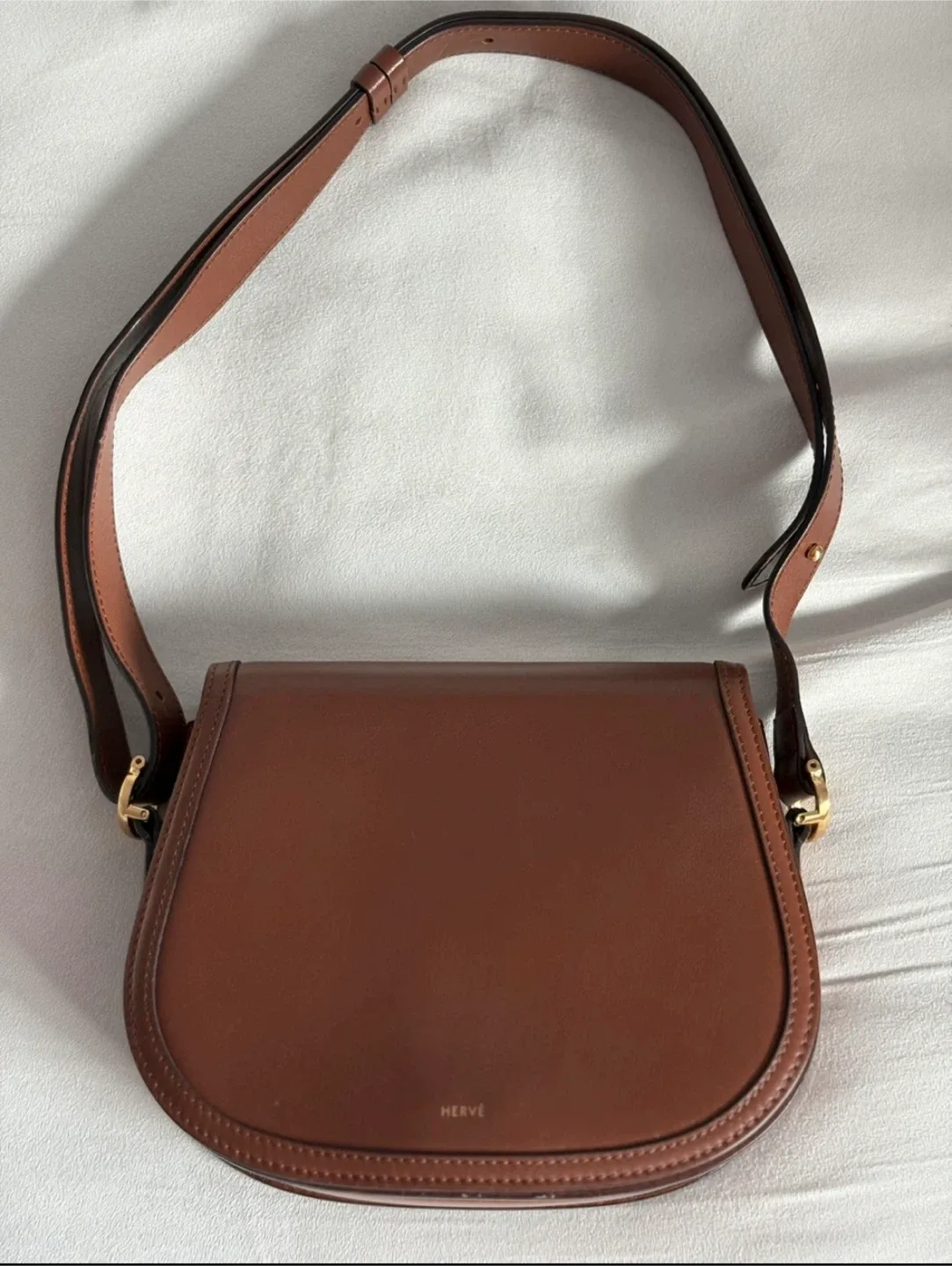 Hervé 브라운 반달 크로스백
