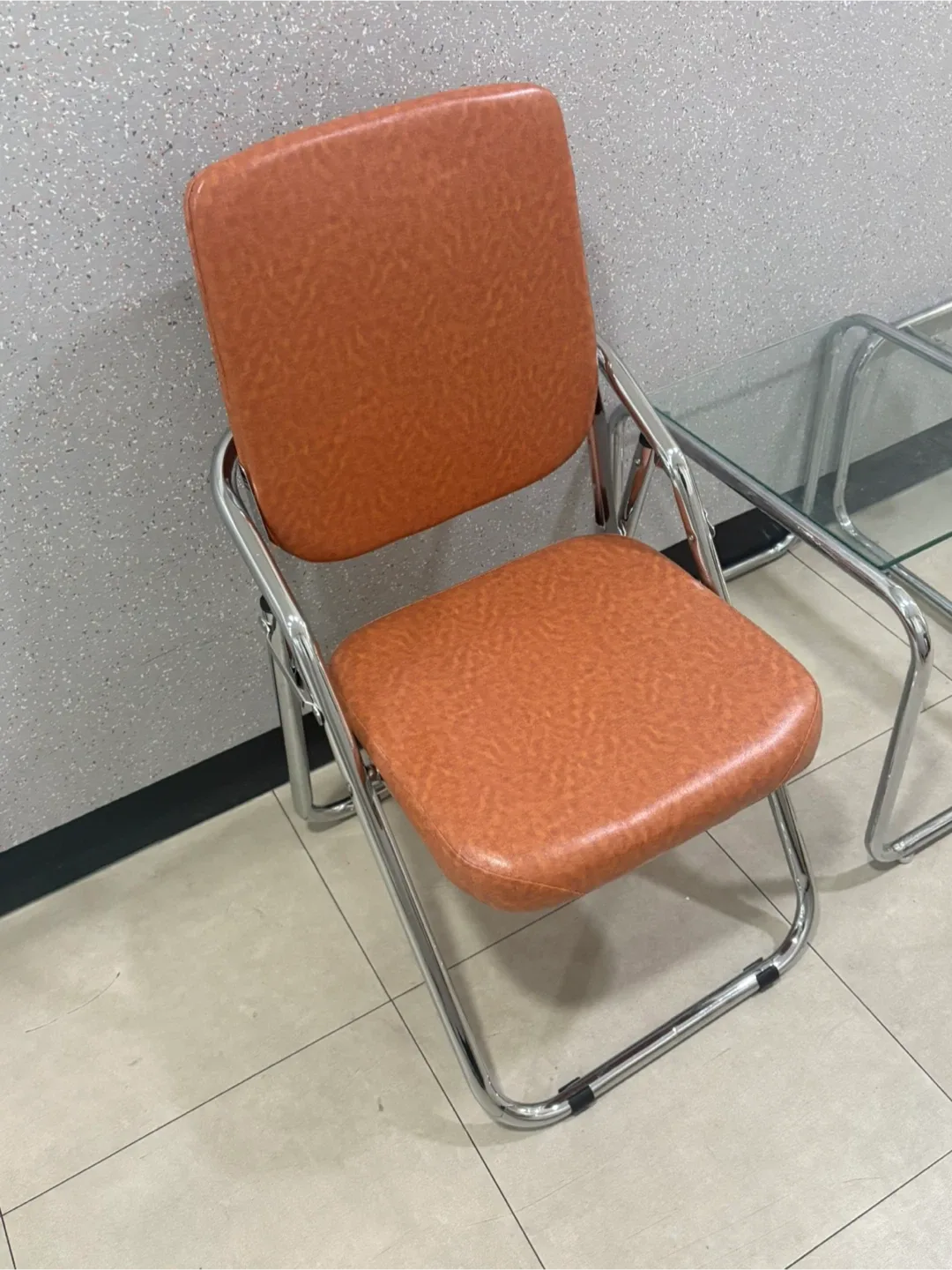 갈색 접이식 사무용 의자