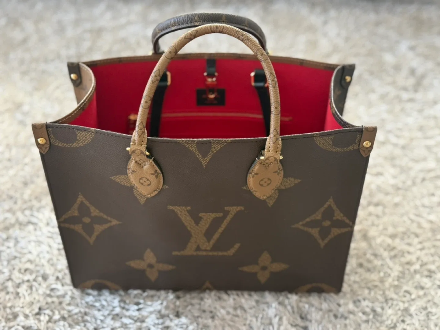 (실착2회)루이비통 온더고 MM 모노그램 토트백