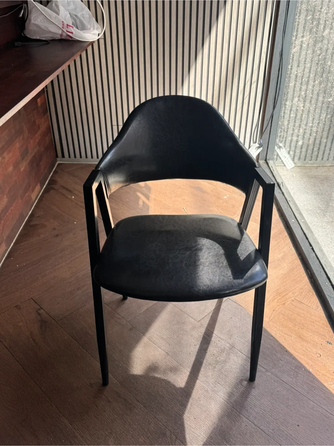 검정색 카페 의자