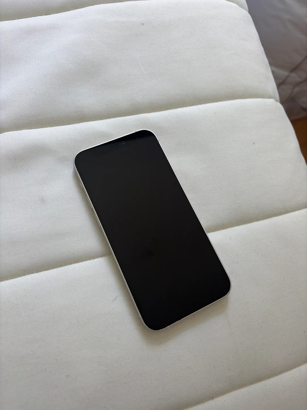 아이폰 12 화이트 고쳐서 쓰실분 안켜짐