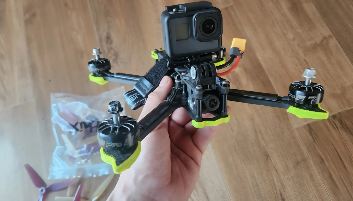 FPV 드론 기체와 FrSky Tarannis 조종기
