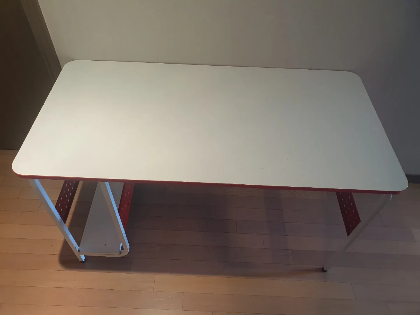 흰색/빨간색 포인트 책상