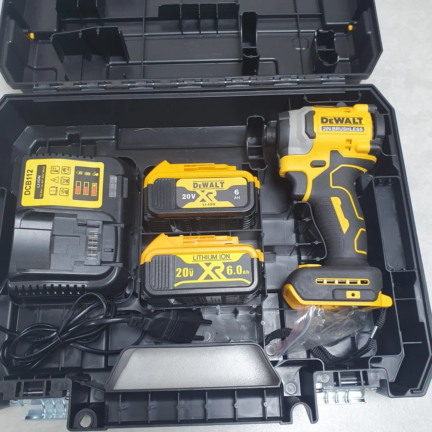 디월트 20V 브러쉬리스 임팩트 드라이버 DCF850 새상품 | 생활가전 | 당근 중고거래