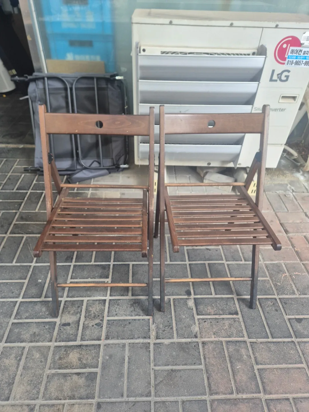 나무의자 4개 간이침대 1개