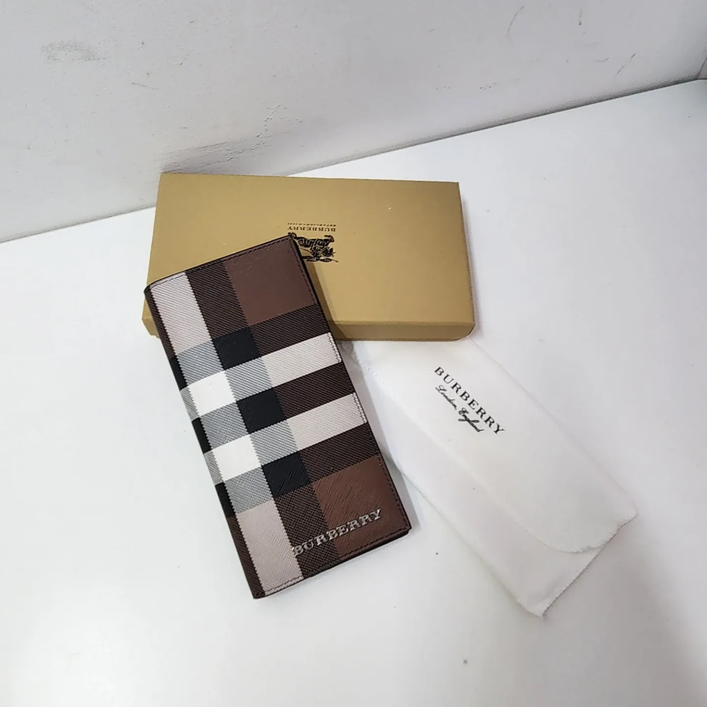 새거 입니다 버버리 체크 장지갑