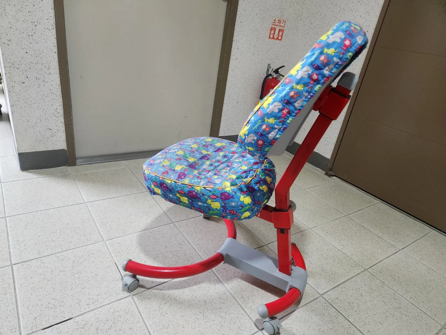 의자입니다. 아시는분은 아는 의자