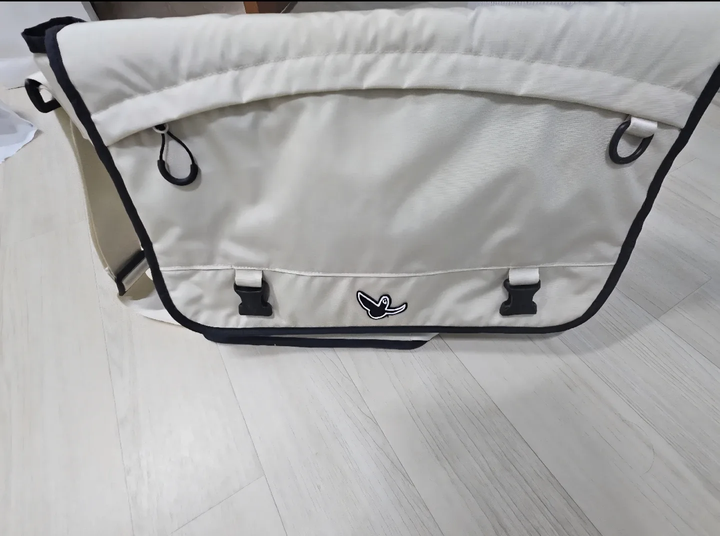 와릿이즌 메신저백 베이지