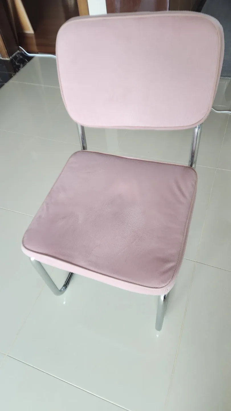 분홍색 쿠션 등받이 의자