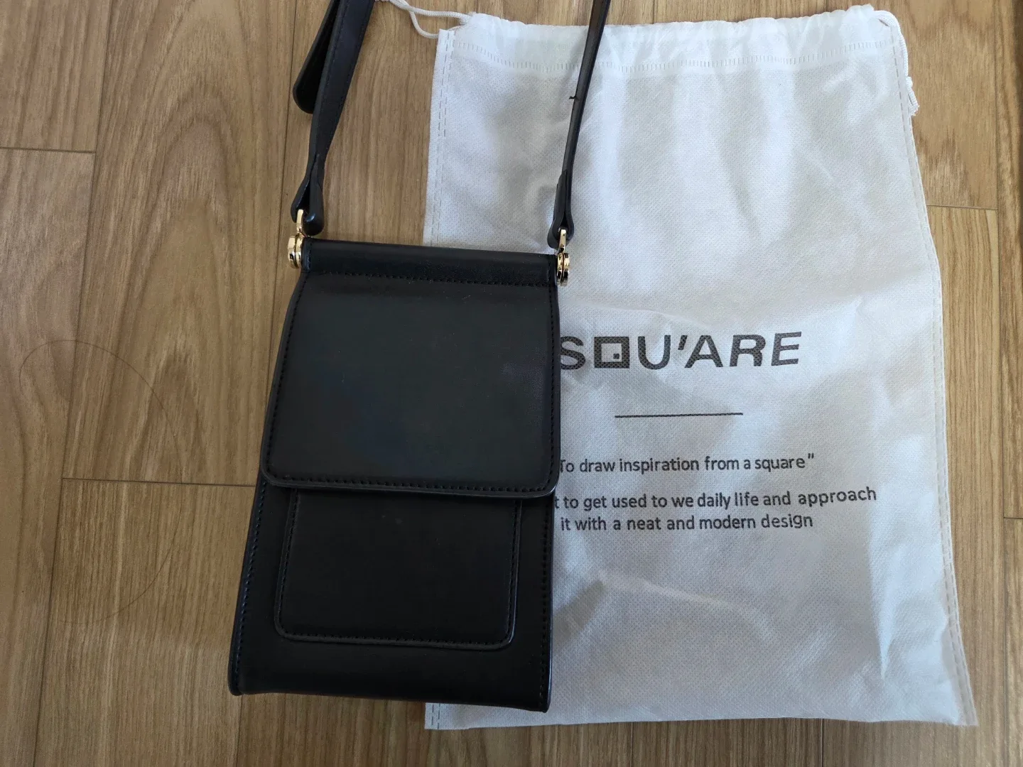 스퀘어 블랙 미니 크로스백