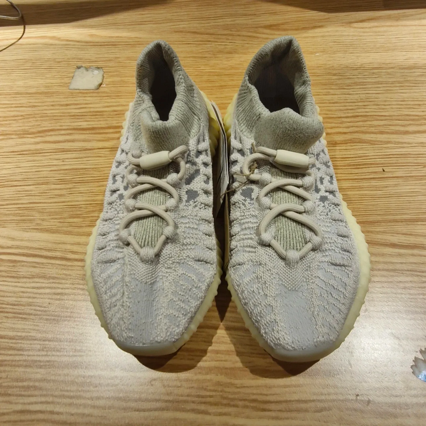 아디다스 이지부스트 350 V2 컴팩트 235 사이즈