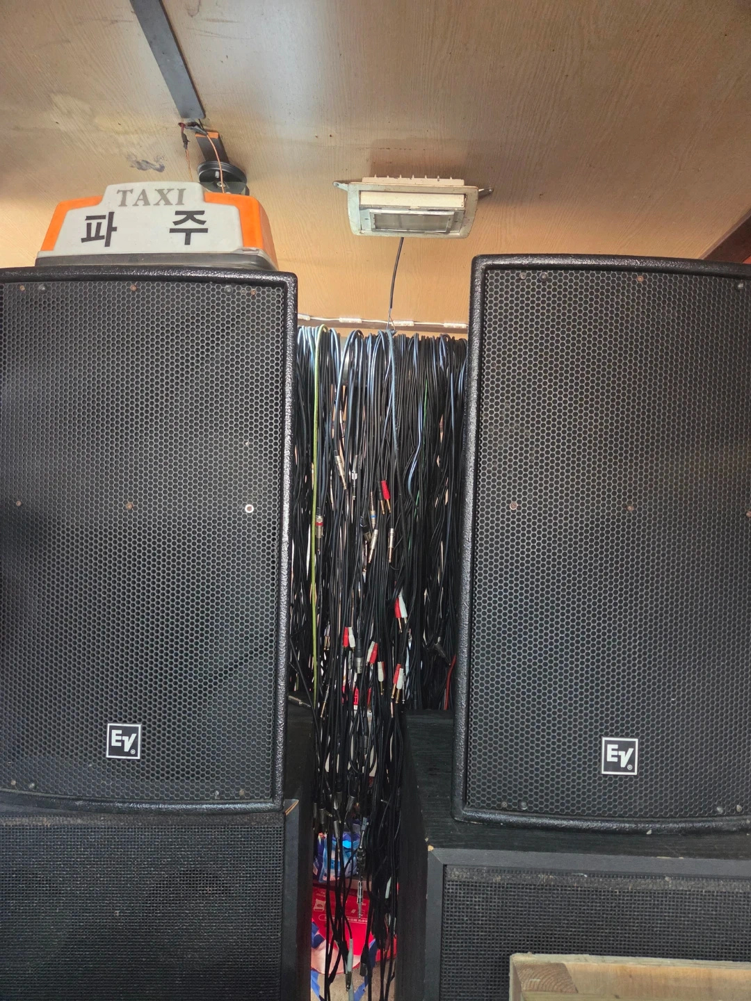 EV X-Array Xi-1152A/64 스피커