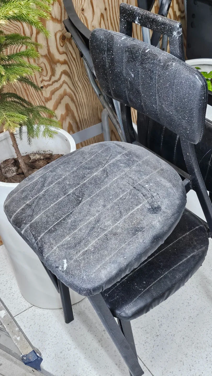 검정가죽 철제 의자 2개