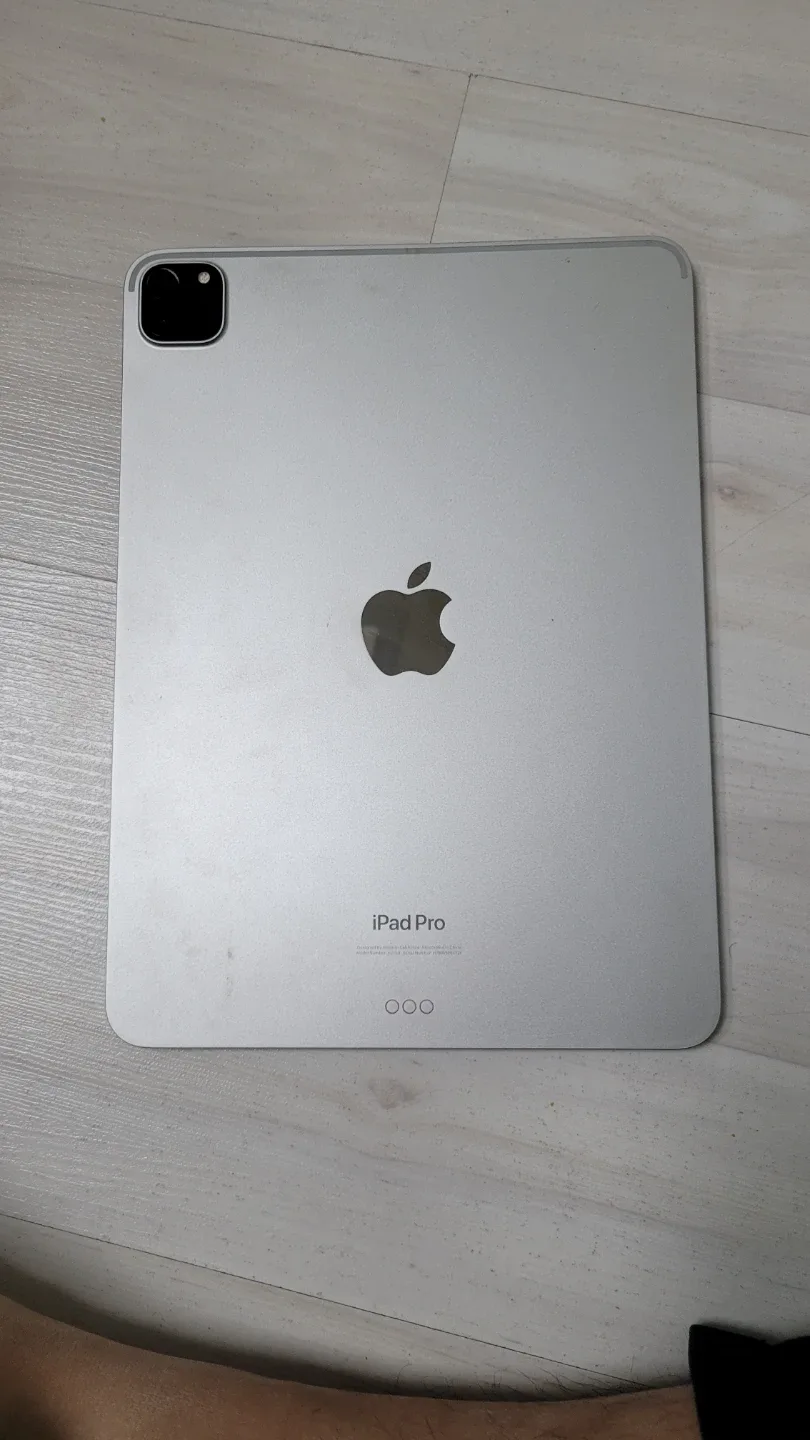 아이패드 프로 11 4세대 M2 512GB 실버 액정모서리파손