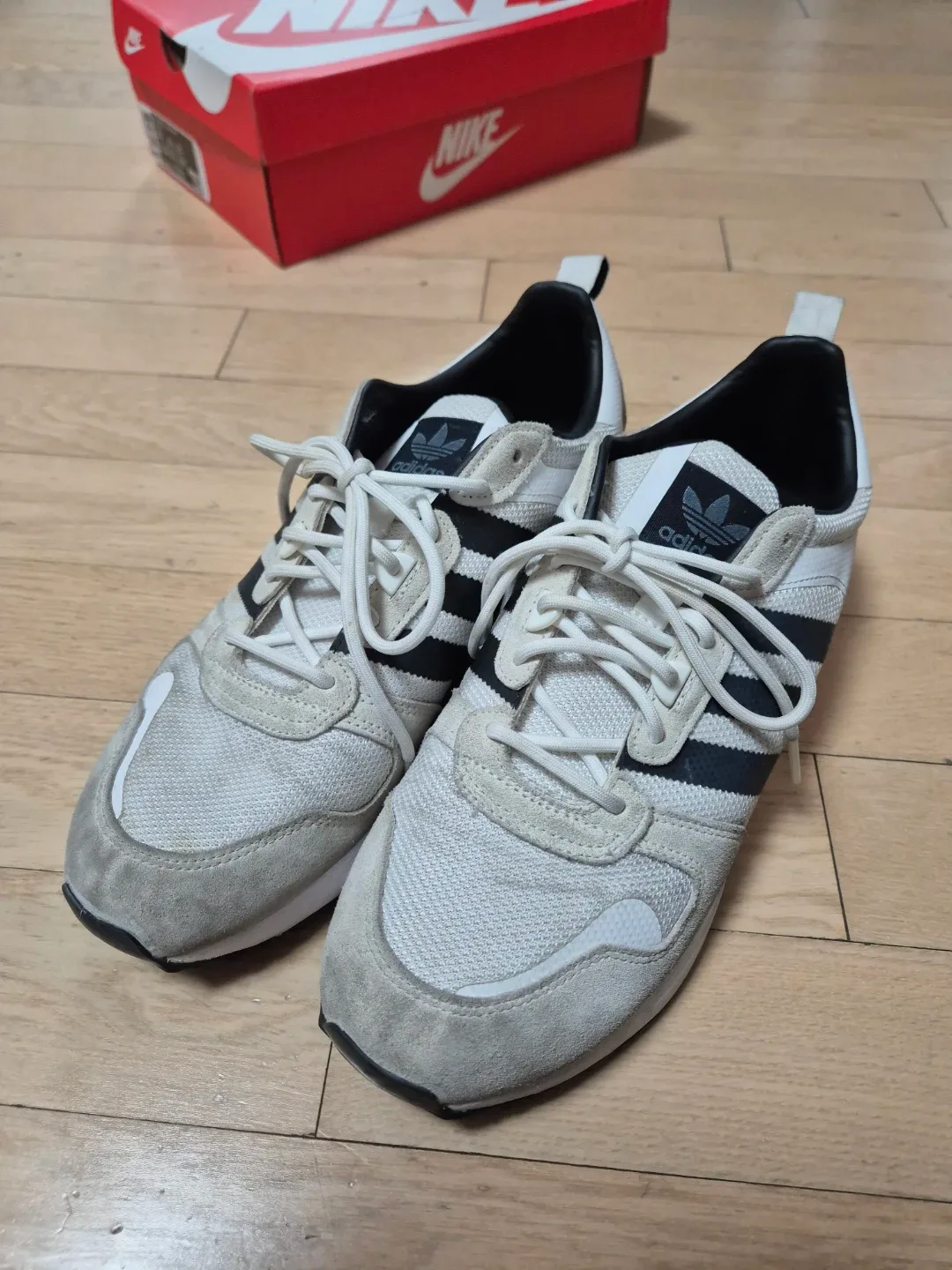 아디다스 ZX 700 HD 흰검 운동화 280mm