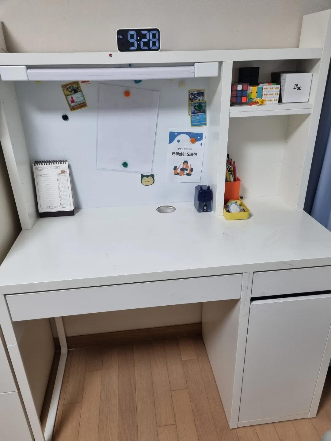 이케아 미케 책상 화이트 상단 선반 유닛 포함