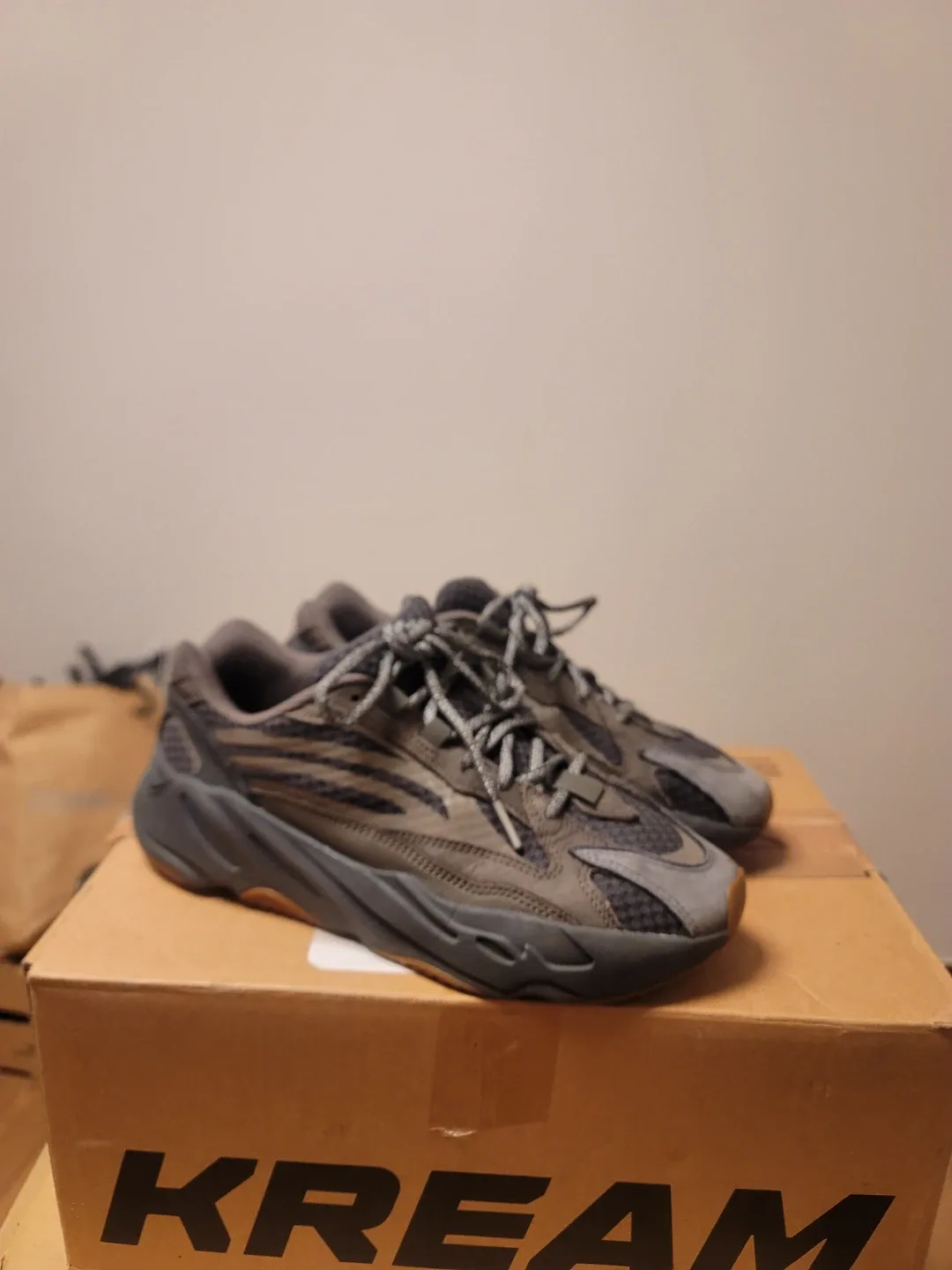 아디다스 이지부스트 700 V2 반타 255mm