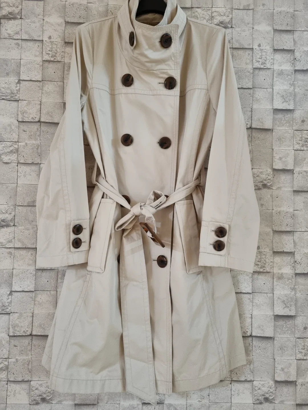 톰보이 크림색 봄 트렌치코트