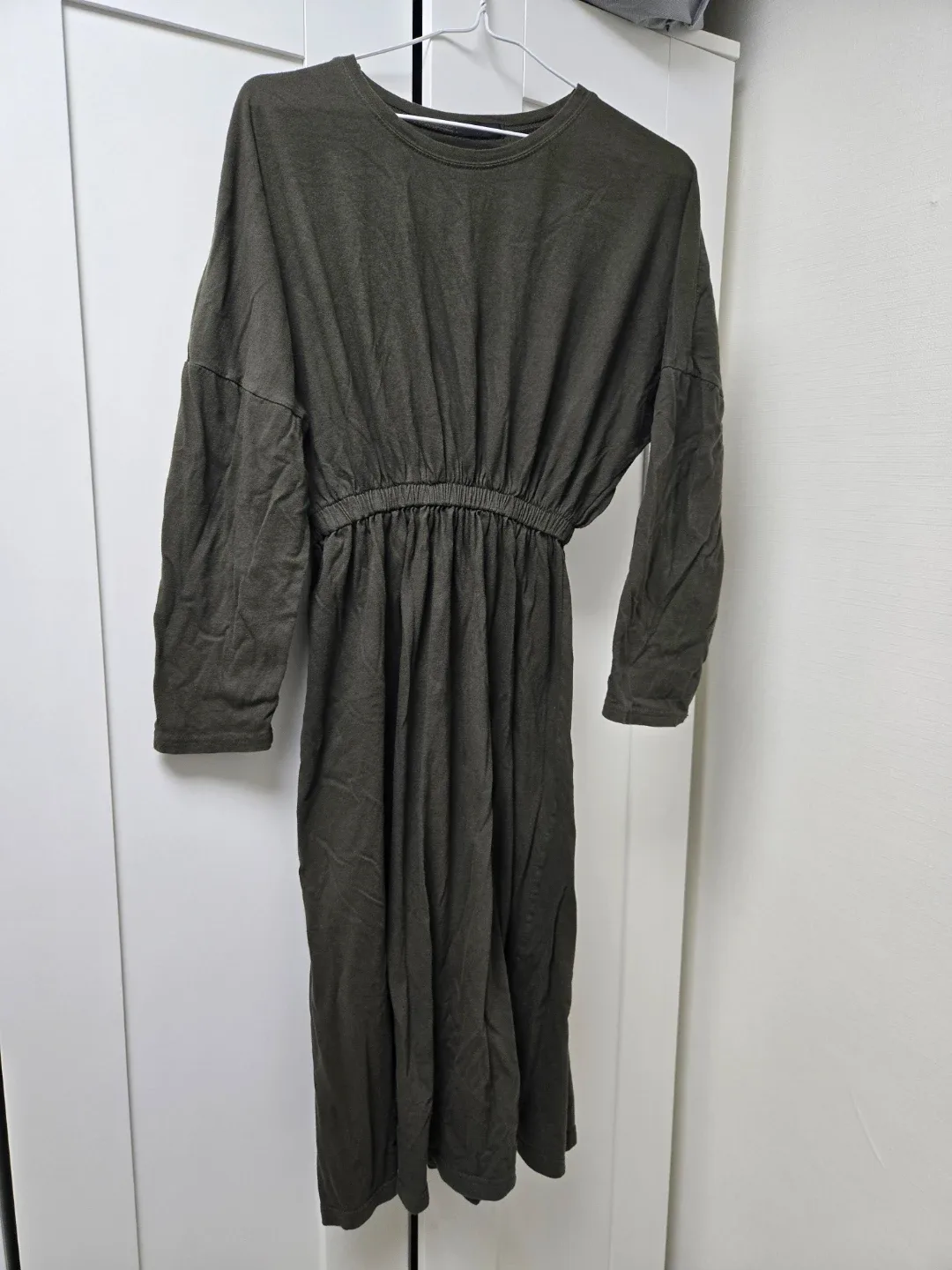 카키색 롱 원피스