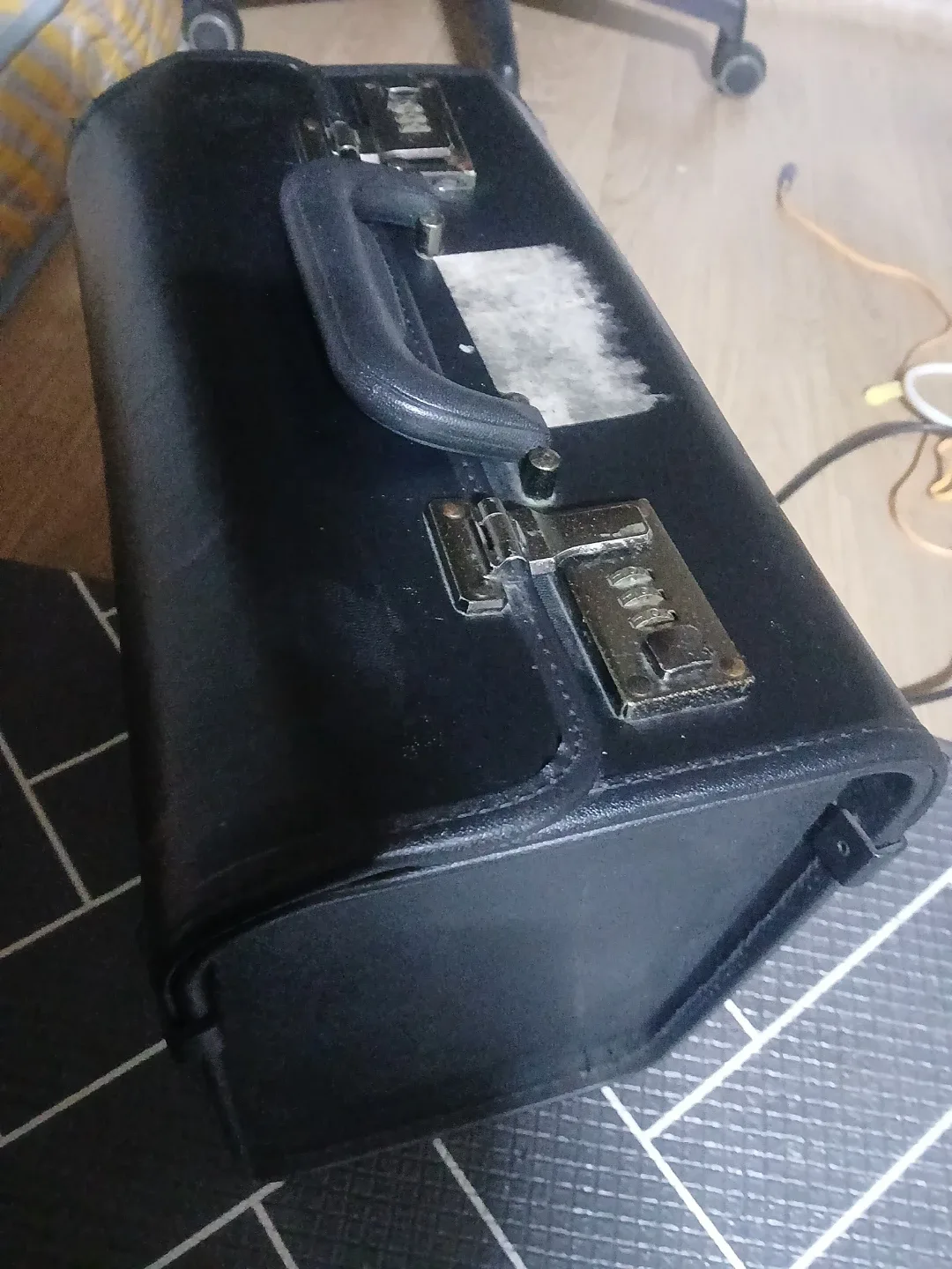 검정색 잠금장치 미용가방나눔합니다